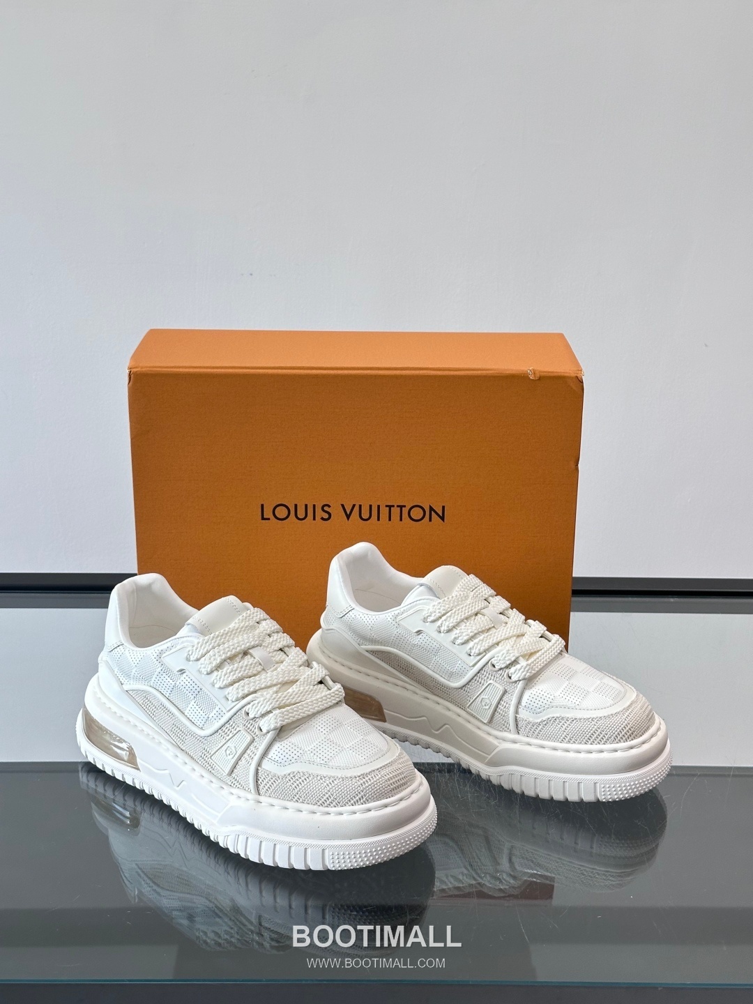 Louis Vuitton Calfskin Low Sneakers with Embossed Logo Tongue Detail 루이비통 카프스킨 로우 스니커즈 엠보싱 로고 텅 디테일 4.5cm 5