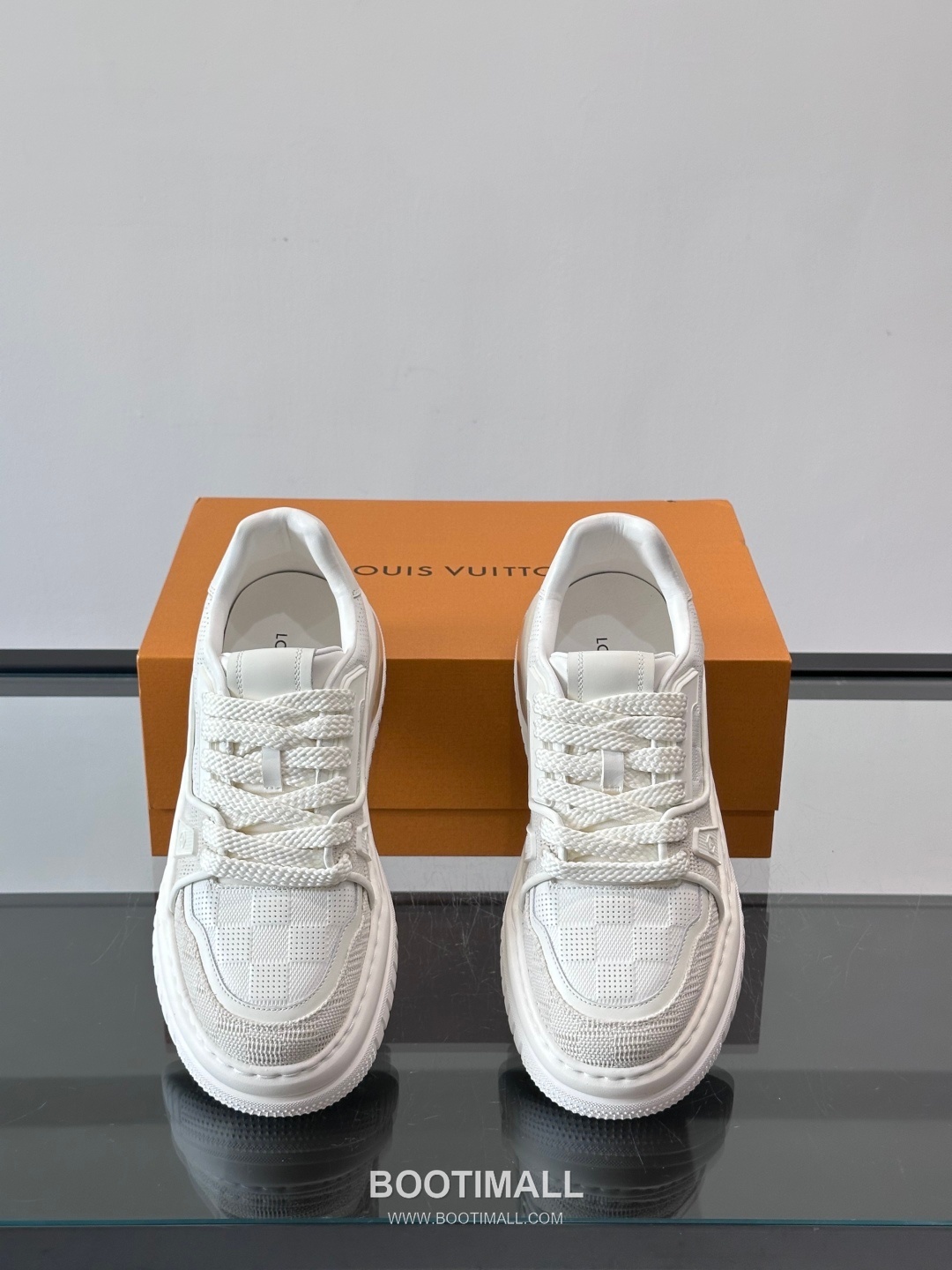 Louis Vuitton Calfskin Low Sneakers with Embossed Logo Tongue Detail 루이비통 카프스킨 로우 스니커즈 엠보싱 로고 텅 디테일 4.5cm 6