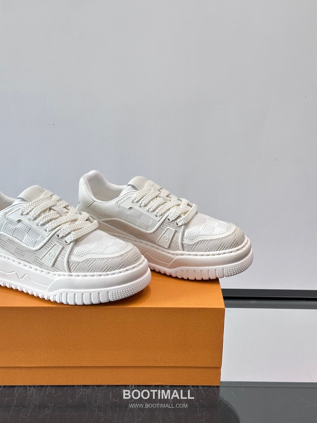 Louis Vuitton Calfskin Low Sneakers with Embossed Logo Tongue Detail 루이비통 카프스킨 로우 스니커즈 엠보싱 로고 텅 디테일 4.5cm 7