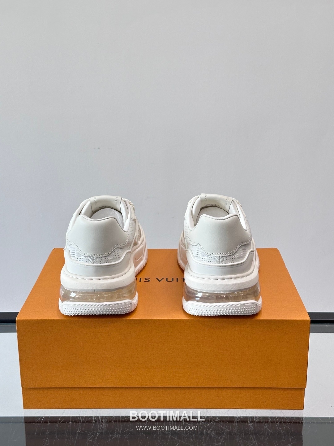 Louis Vuitton Calfskin Low Sneakers with Embossed Logo Tongue Detail 루이비통 카프스킨 로우 스니커즈 엠보싱 로고 텅 디테일 4.5cm 8