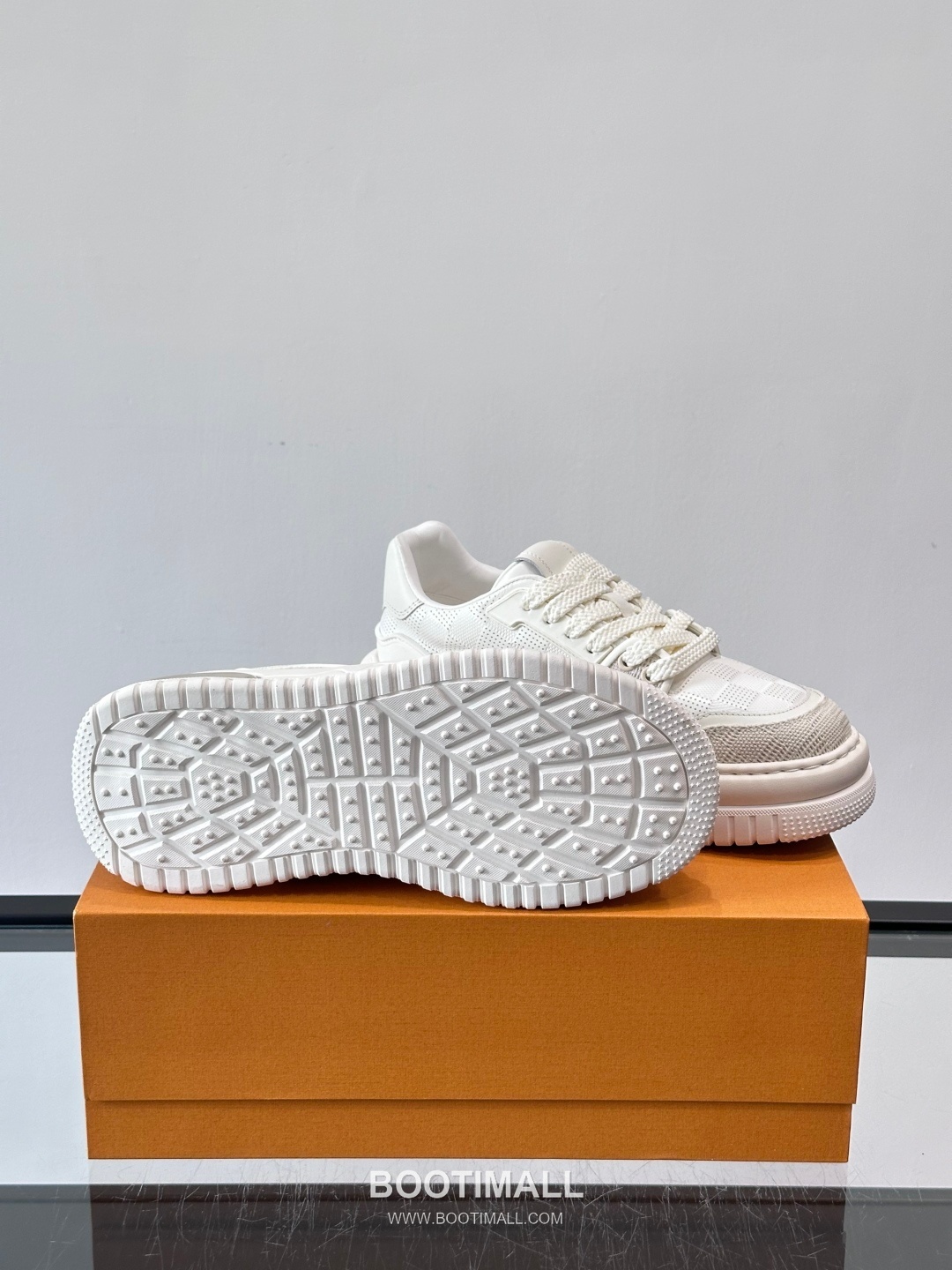 Louis Vuitton Calfskin Low Sneakers with Embossed Logo Tongue Detail 루이비통 카프스킨 로우 스니커즈 엠보싱 로고 텅 디테일 4.5cm 9