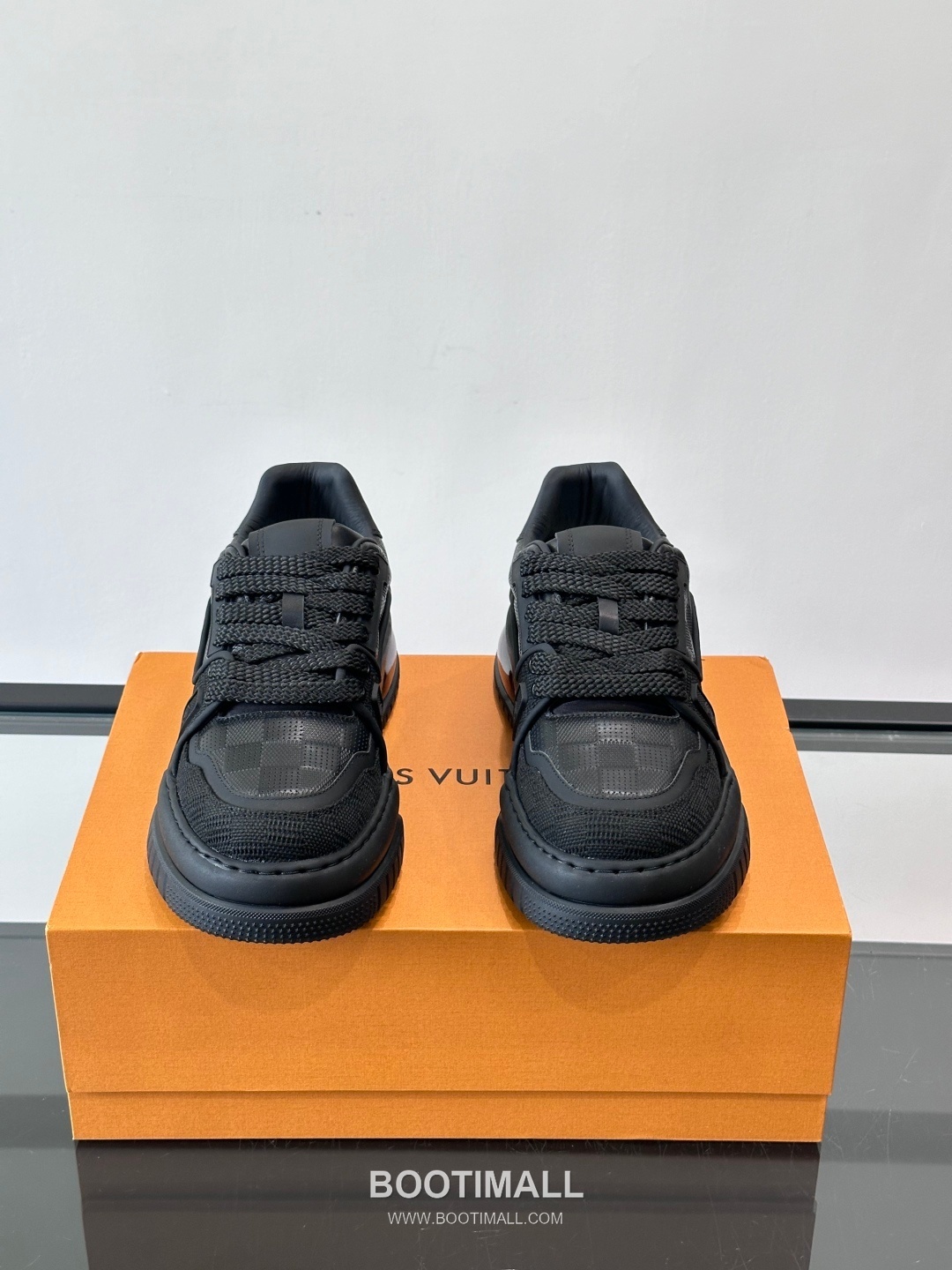 Louis Vuitton Calfskin Low Sneakers with Embossed Logo Tongue Detail 루이비통 카프스킨 로우 스니커즈 엠보싱 로고 텅 디테일 4.5cm 2