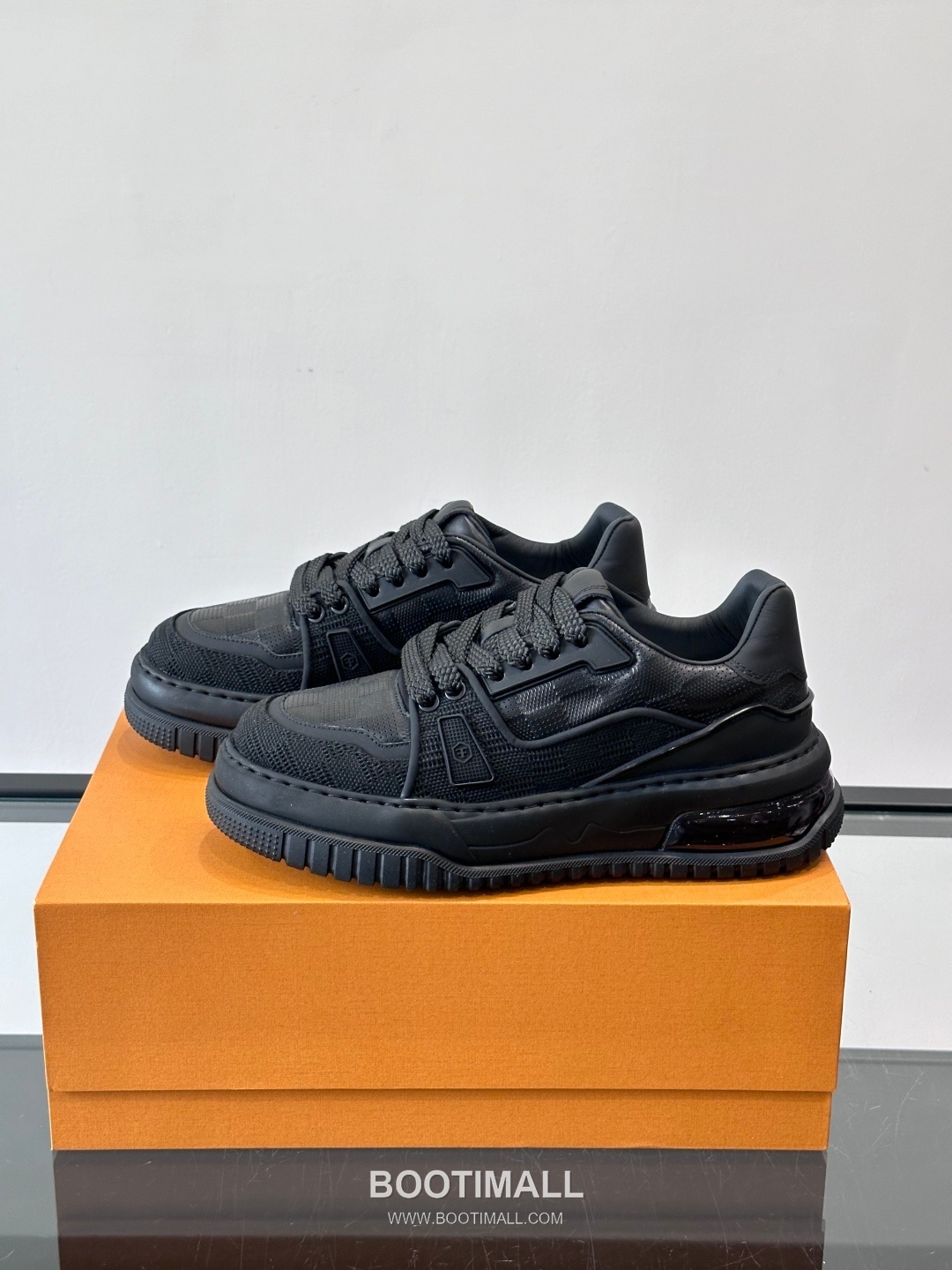 Louis Vuitton Calfskin Low Sneakers with Embossed Logo Tongue Detail 루이비통 카프스킨 로우 스니커즈 엠보싱 로고 텅 디테일 4.5cm 3