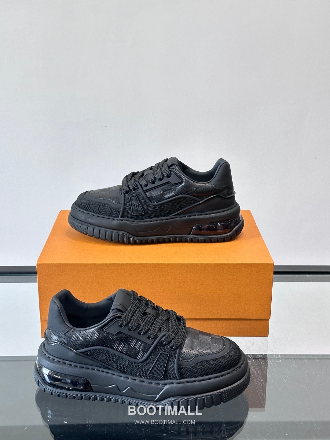 Louis Vuitton Calfskin Low Sneakers with Embossed Logo Tongue Detail 루이비통 카프스킨 로우 스니커즈 엠보싱 로고 텅 디테일 4.5cm 4
