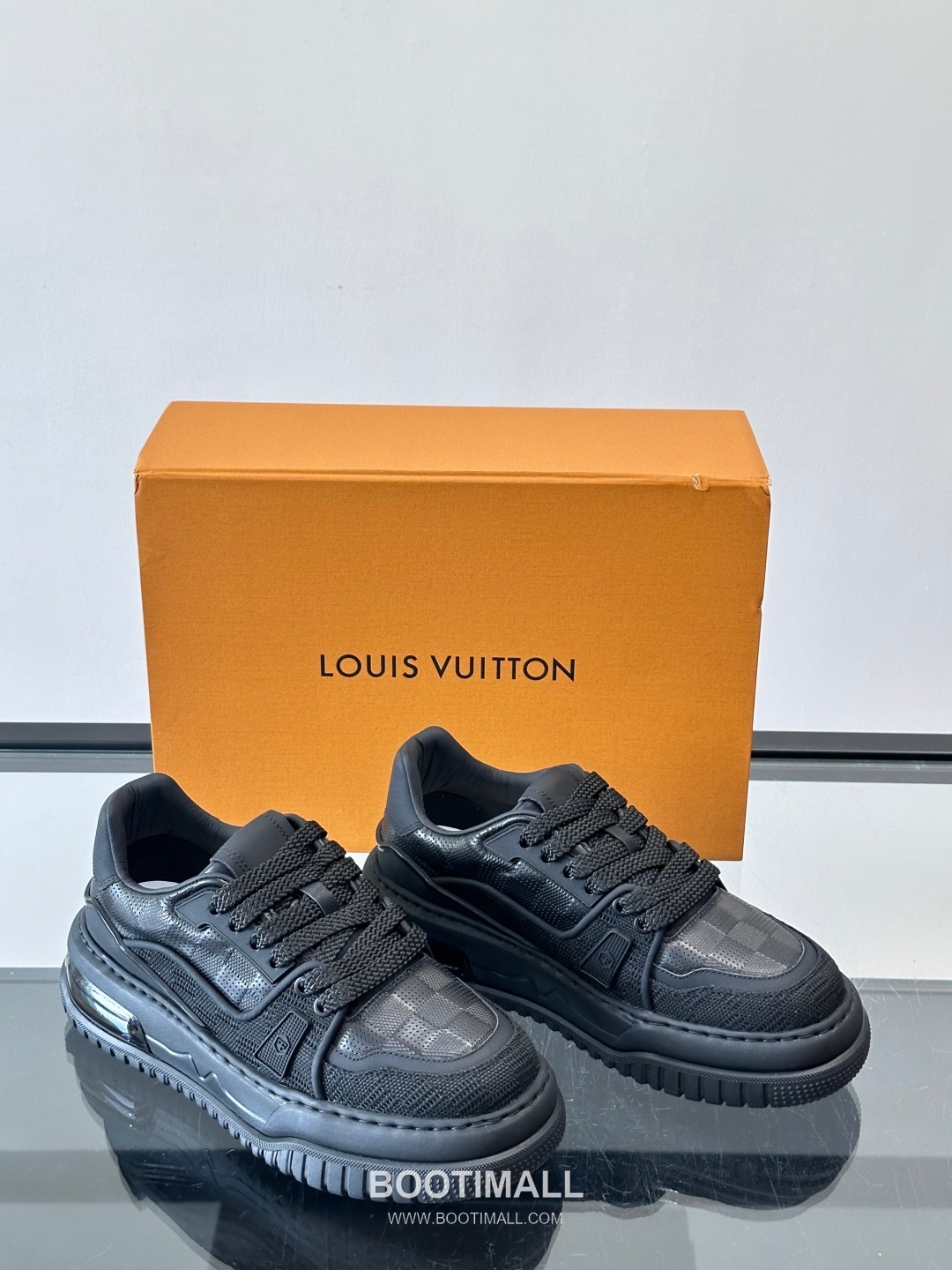 Louis Vuitton Calfskin Low Sneakers with Embossed Logo Tongue Detail 루이비통 카프스킨 로우 스니커즈 엠보싱 로고 텅 디테일 4.5cm 5