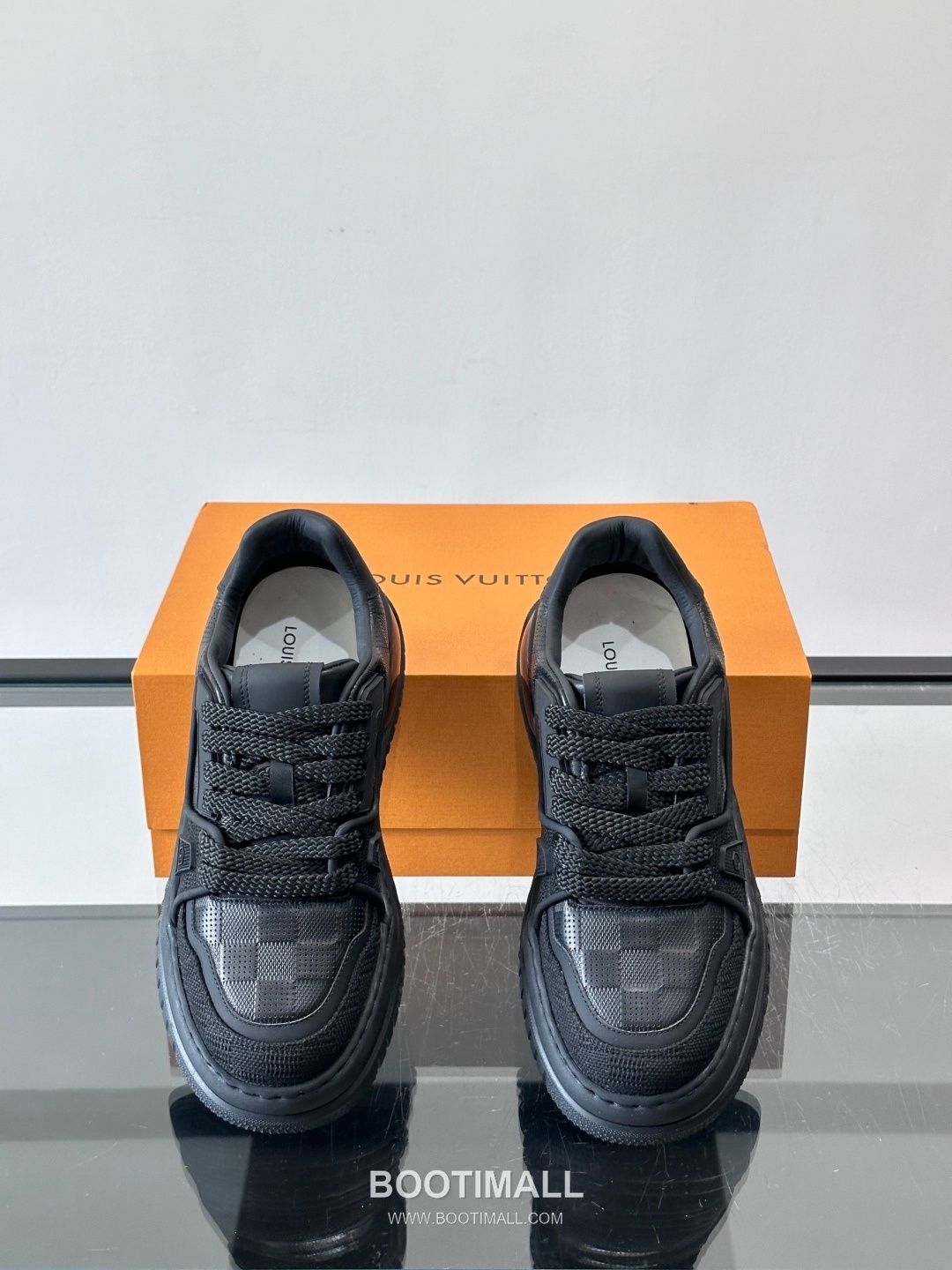 Louis Vuitton Calfskin Low Sneakers with Embossed Logo Tongue Detail 루이비통 카프스킨 로우 스니커즈 엠보싱 로고 텅 디테일 4.5cm 6