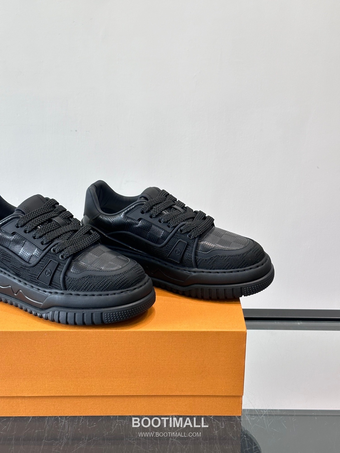 Louis Vuitton Calfskin Low Sneakers with Embossed Logo Tongue Detail 루이비통 카프스킨 로우 스니커즈 엠보싱 로고 텅 디테일 4.5cm 7