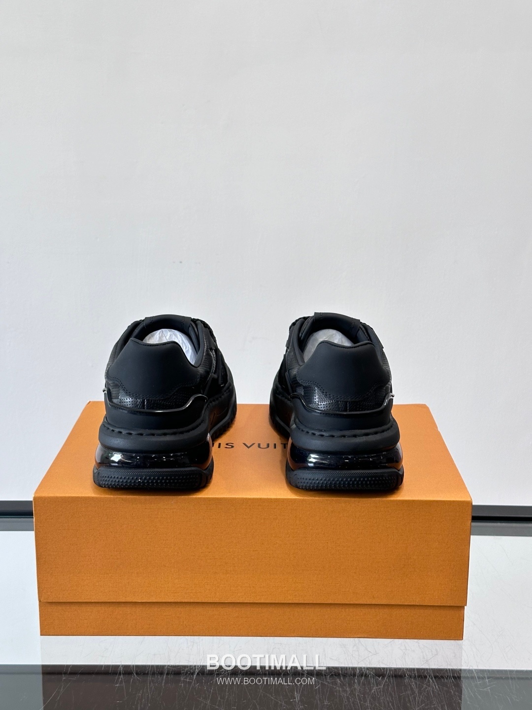 Louis Vuitton Calfskin Low Sneakers with Embossed Logo Tongue Detail 루이비통 카프스킨 로우 스니커즈 엠보싱 로고 텅 디테일 4.5cm 8
