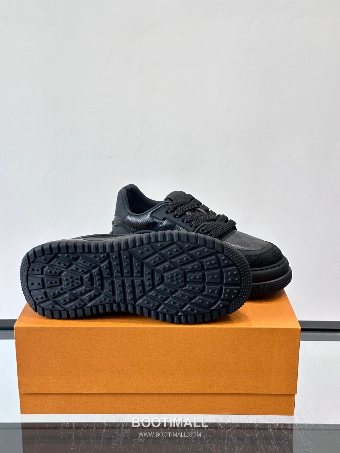 Louis Vuitton Calfskin Low Sneakers with Embossed Logo Tongue Detail 루이비통 카프스킨 로우 스니커즈 엠보싱 로고 텅 디테일 4.5cm 9