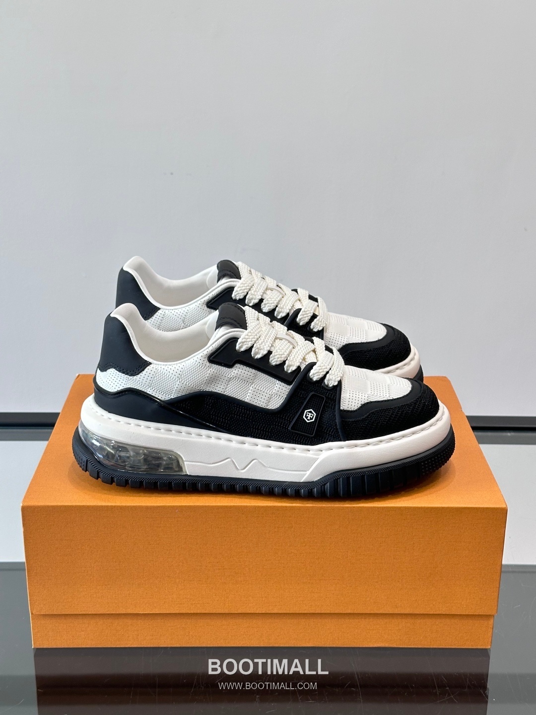 Louis Vuitton Calfskin Low Sneakers with Embossed Logo Tongue Detail 루이비통 카프스킨 로우 스니커즈 엠보싱 로고 텅 디테일 4.5cm 1