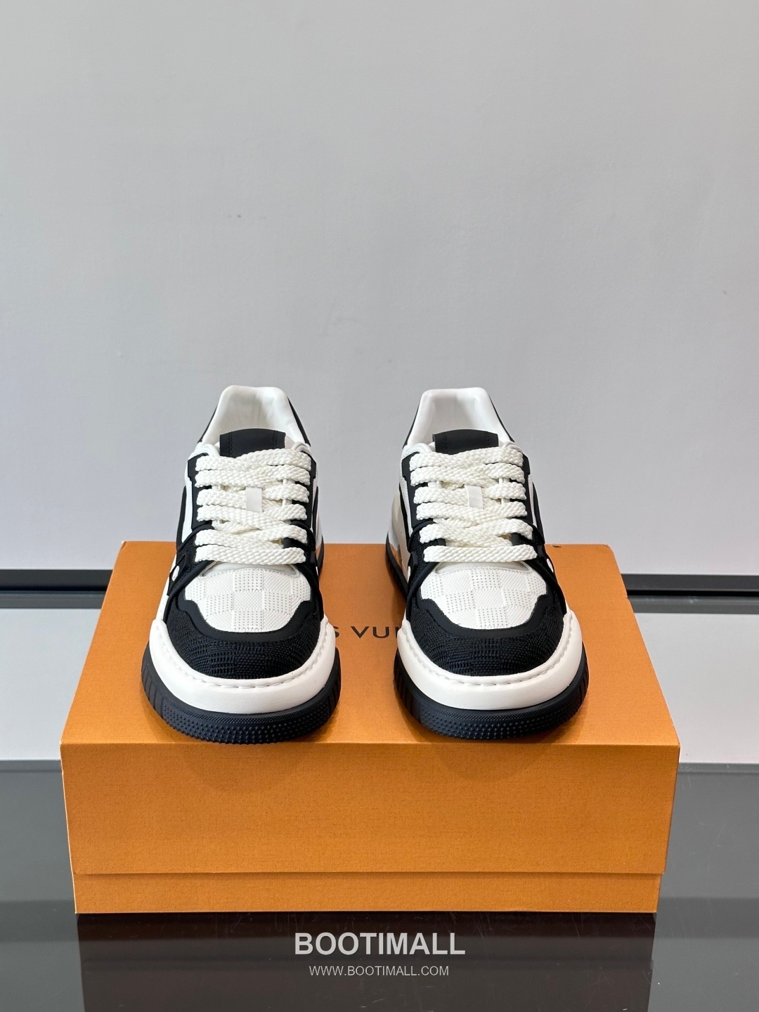 Louis Vuitton Calfskin Low Sneakers with Embossed Logo Tongue Detail 루이비통 카프스킨 로우 스니커즈 엠보싱 로고 텅 디테일 4.5cm 2