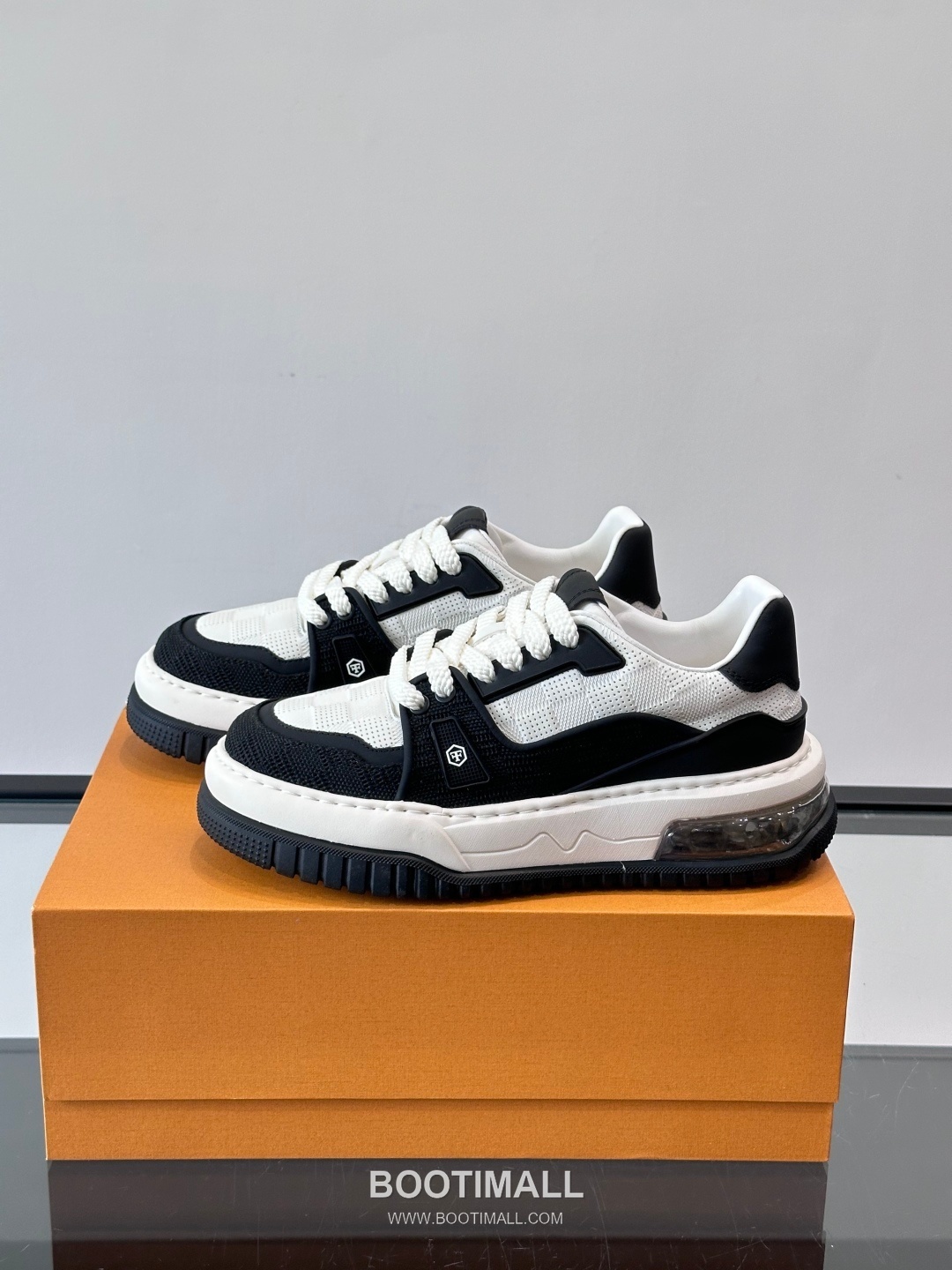 Louis Vuitton Calfskin Low Sneakers with Embossed Logo Tongue Detail 루이비통 카프스킨 로우 스니커즈 엠보싱 로고 텅 디테일 4.5cm 3