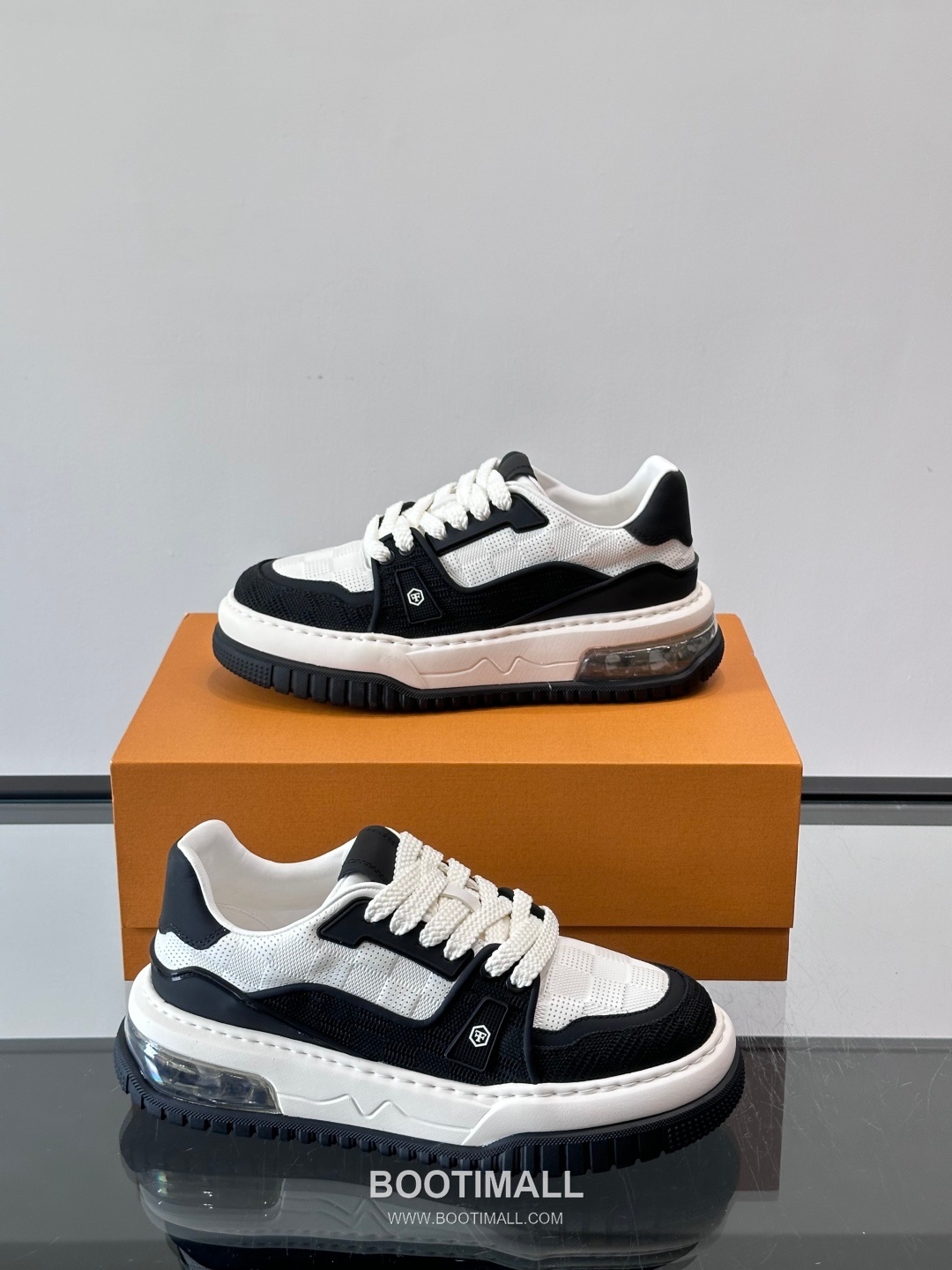 Louis Vuitton Calfskin Low Sneakers with Embossed Logo Tongue Detail 루이비통 카프스킨 로우 스니커즈 엠보싱 로고 텅 디테일 4.5cm 4