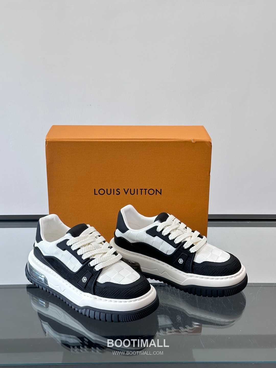 Louis Vuitton Calfskin Low Sneakers with Embossed Logo Tongue Detail 루이비통 카프스킨 로우 스니커즈 엠보싱 로고 텅 디테일 4.5cm 5