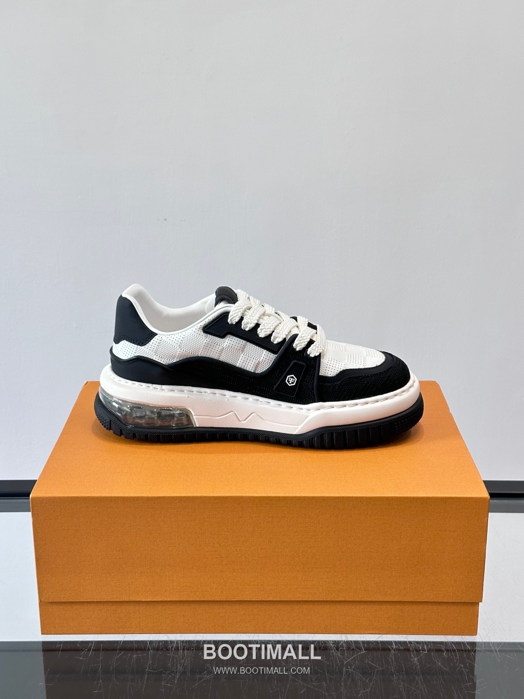 Louis Vuitton Calfskin Low Sneakers with Embossed Logo Tongue Detail 루이비통 카프스킨 로우 스니커즈 엠보싱 로고 텅 디테일 4.5cm 6