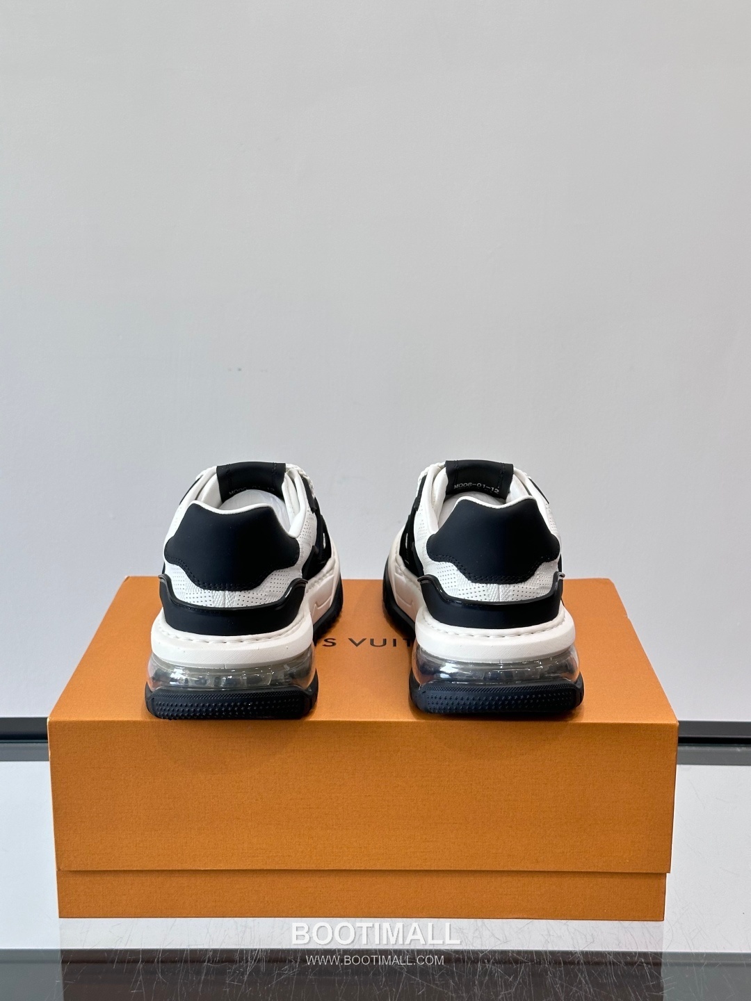 Louis Vuitton Calfskin Low Sneakers with Embossed Logo Tongue Detail 루이비통 카프스킨 로우 스니커즈 엠보싱 로고 텅 디테일 4.5cm 7