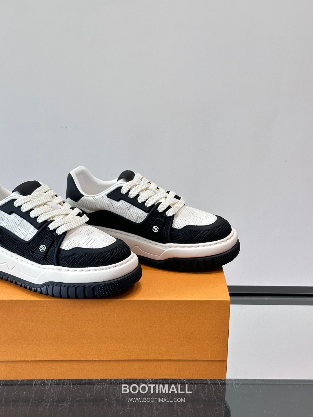 Louis Vuitton Calfskin Low Sneakers with Embossed Logo Tongue Detail 루이비통 카프스킨 로우 스니커즈 엠보싱 로고 텅 디테일 4.5cm 8