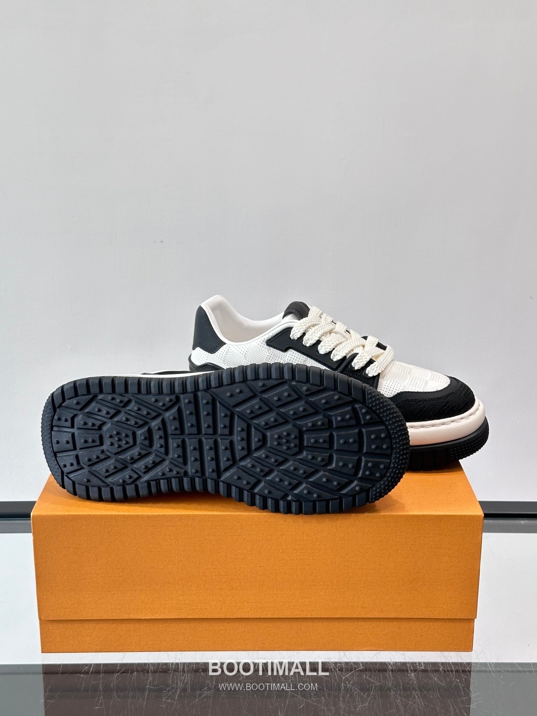 Louis Vuitton Calfskin Low Sneakers with Embossed Logo Tongue Detail 루이비통 카프스킨 로우 스니커즈 엠보싱 로고 텅 디테일 4.5cm 9