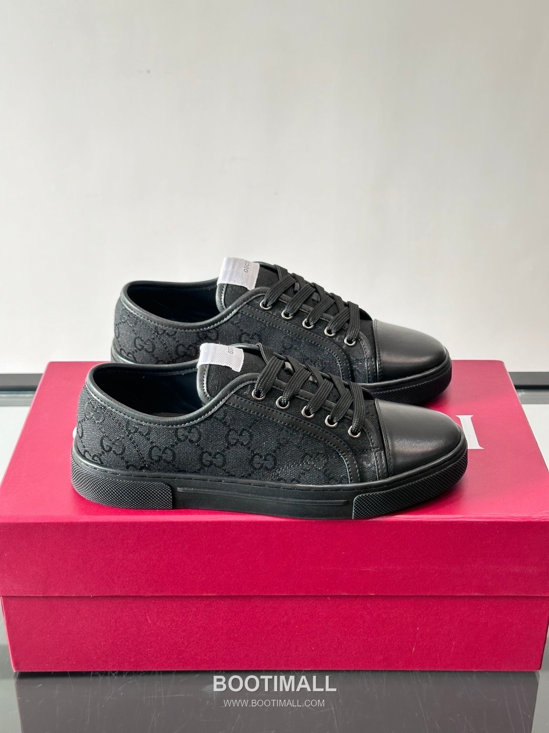 Gucci GG Embossed Calfskin Low Sneakers with Metal Eyelet Detail 구찌 GG 엠보싱 카프스킨 로우 스니커즈 메탈 아일렛 디테일 3.5cm 1
