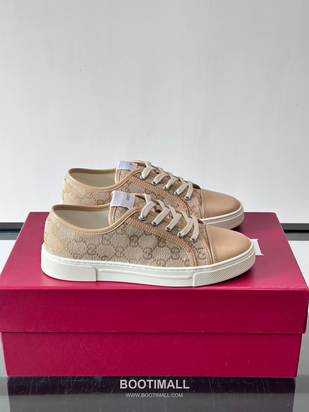 Gucci GG Embossed Calfskin Low Sneakers with Metal Eyelet Detail 구찌 GG 엠보싱 카프스킨 로우 스니커즈 메탈 아일렛 디테일 3.5cm 1