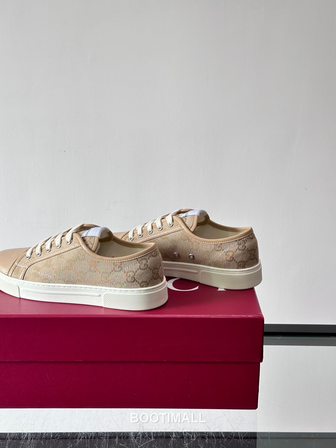 Gucci GG Embossed Calfskin Low Sneakers with Metal Eyelet Detail 구찌 GG 엠보싱 카프스킨 로우 스니커즈 메탈 아일렛 디테일 3.5cm 8