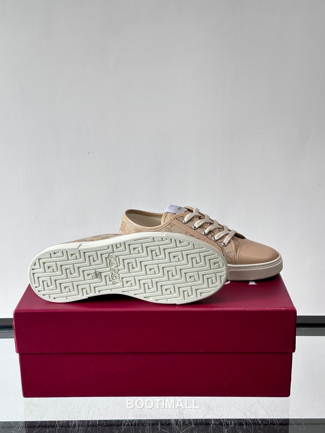 Gucci GG Embossed Calfskin Low Sneakers with Metal Eyelet Detail 구찌 GG 엠보싱 카프스킨 로우 스니커즈 메탈 아일렛 디테일 3.5cm 9