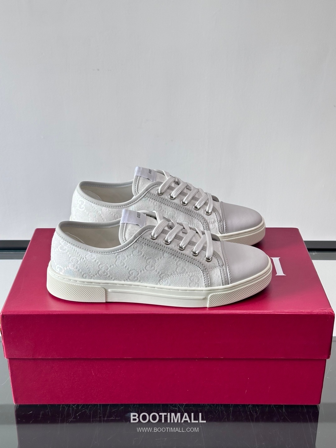 Gucci GG Embossed Calfskin Low Sneakers with Metal Eyelet Detail 구찌 GG 엠보싱 카프스킨 로우 스니커즈 메탈 아일렛 디테일 3.5cm 1