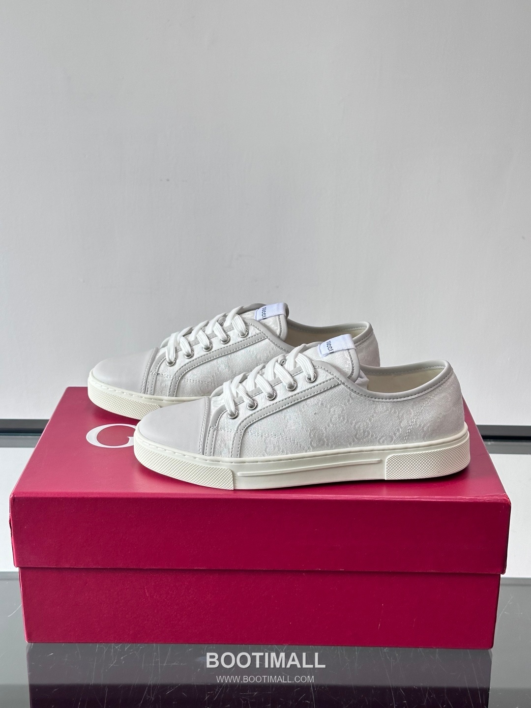 Gucci GG Embossed Calfskin Low Sneakers with Metal Eyelet Detail 구찌 GG 엠보싱 카프스킨 로우 스니커즈 메탈 아일렛 디테일 3.5cm 3