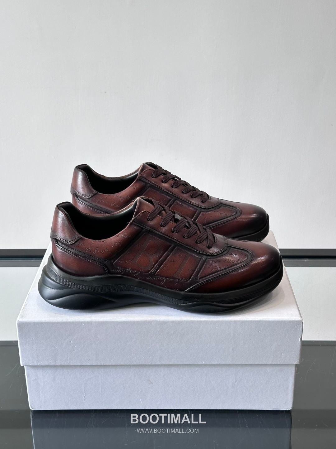 Berluti Calfskin Low Sneakers with Embossed Logo Detail 벨루티 카프스킨 로우 스니커즈 엠보싱 로고 디테일 4.5cm 1