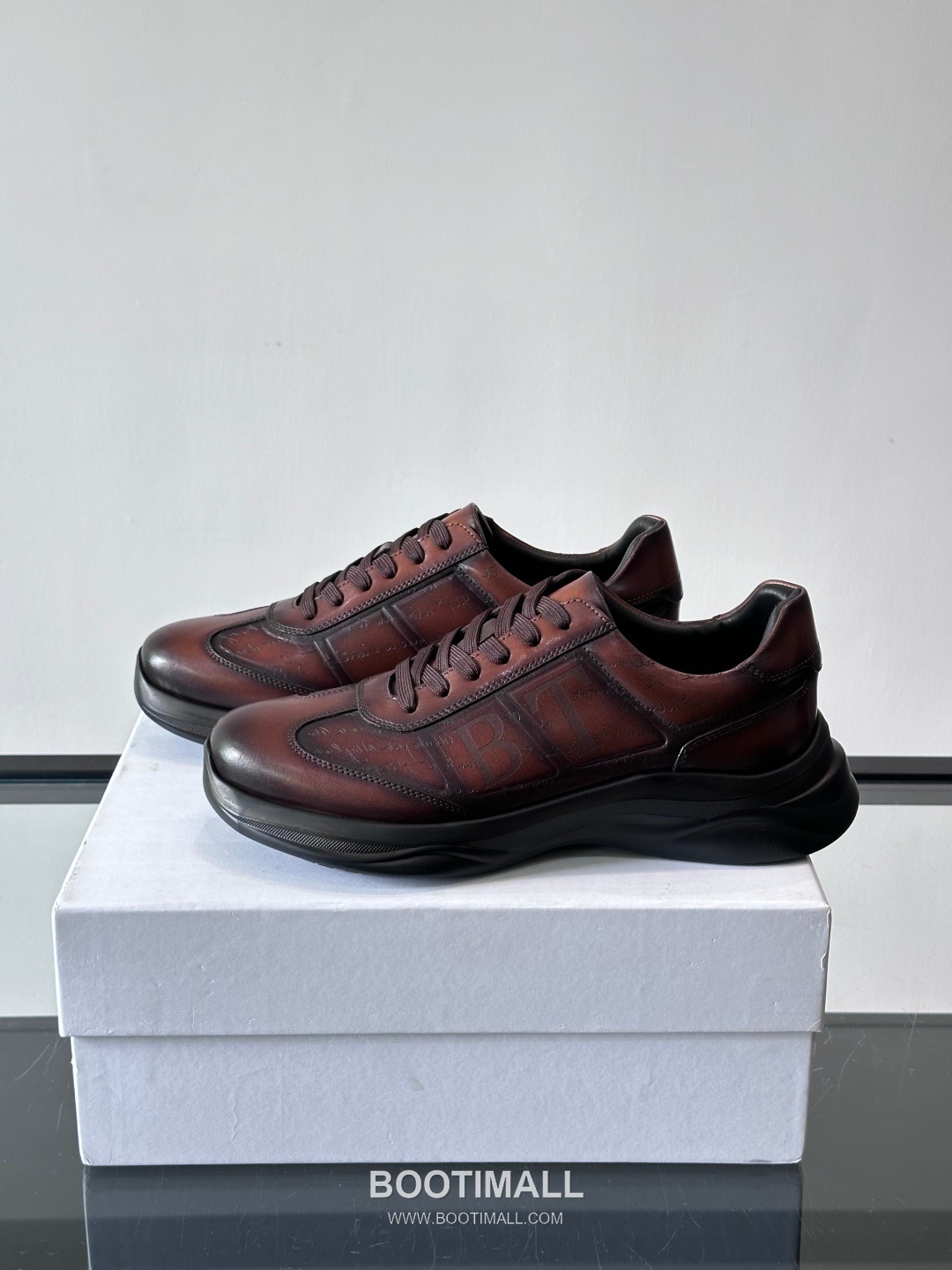 Berluti Calfskin Low Sneakers with Embossed Logo Detail 벨루티 카프스킨 로우 스니커즈 엠보싱 로고 디테일 4.5cm 3