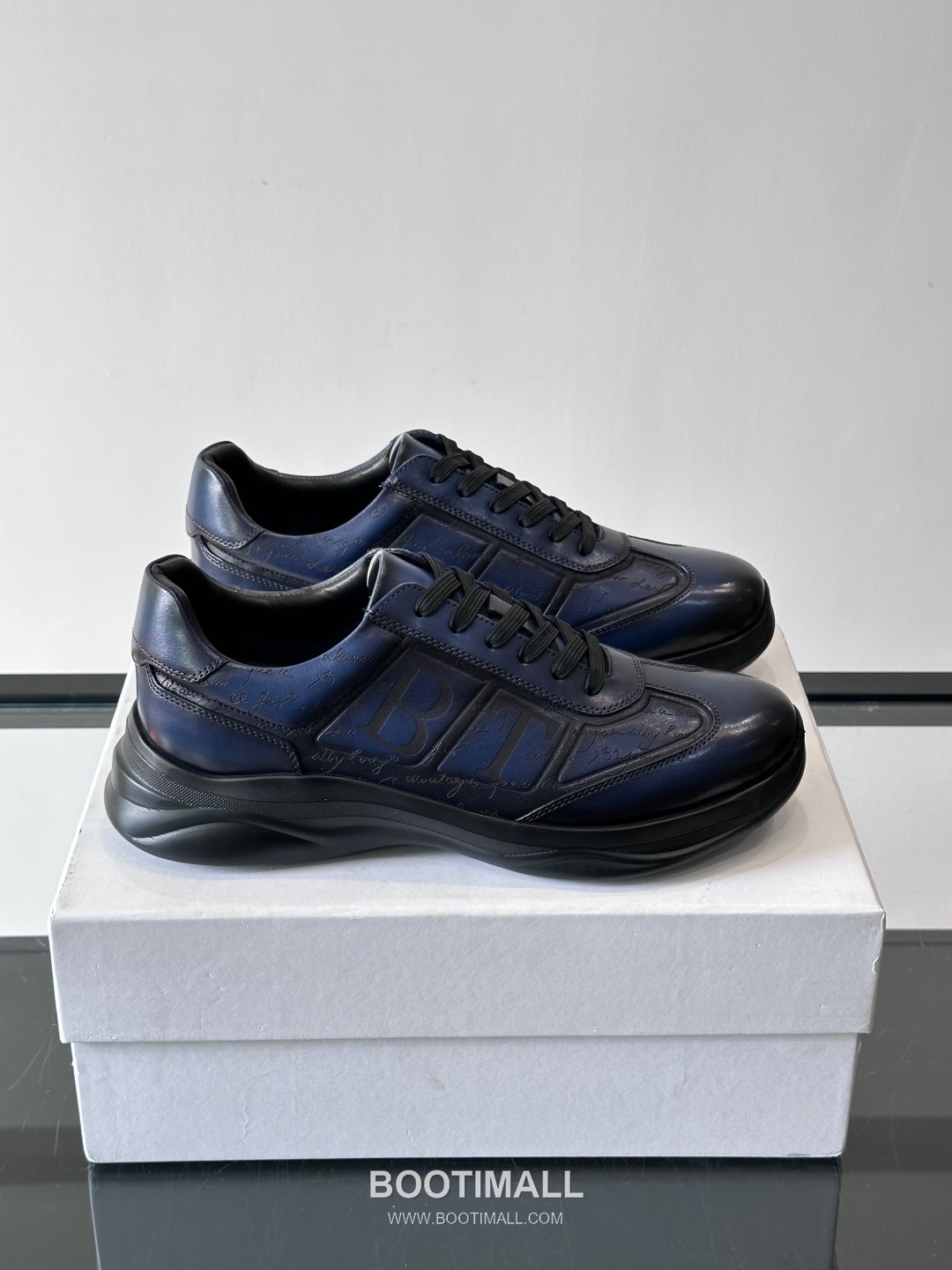 Berluti Calfskin Low Sneakers with Embossed Logo Detail 벨루티 카프스킨 로우 스니커즈 엠보싱 로고 디테일 4.5cm 1