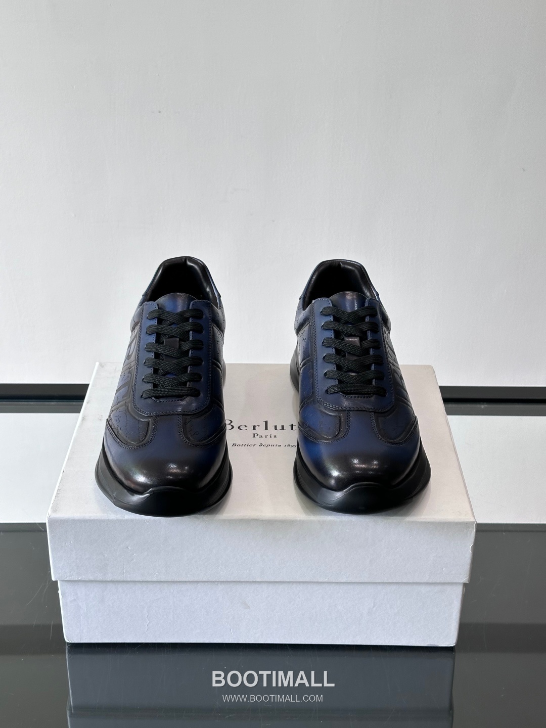Berluti Calfskin Low Sneakers with Embossed Logo Detail 벨루티 카프스킨 로우 스니커즈 엠보싱 로고 디테일 4.5cm 2
