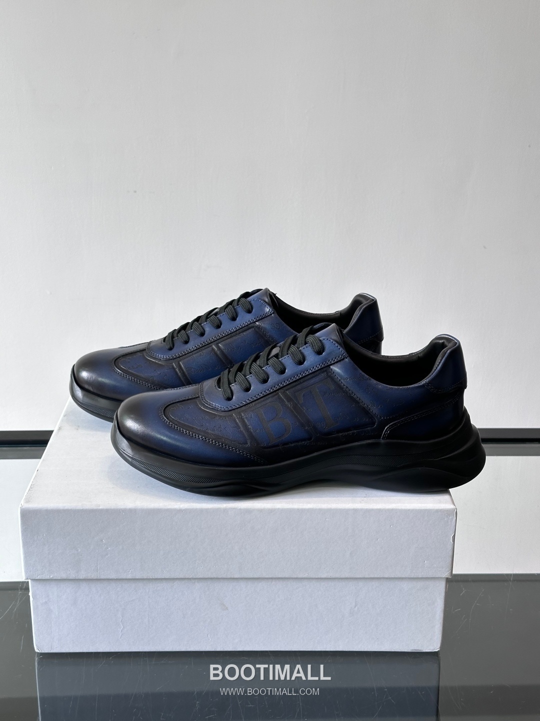 Berluti Calfskin Low Sneakers with Embossed Logo Detail 벨루티 카프스킨 로우 스니커즈 엠보싱 로고 디테일 4.5cm 3