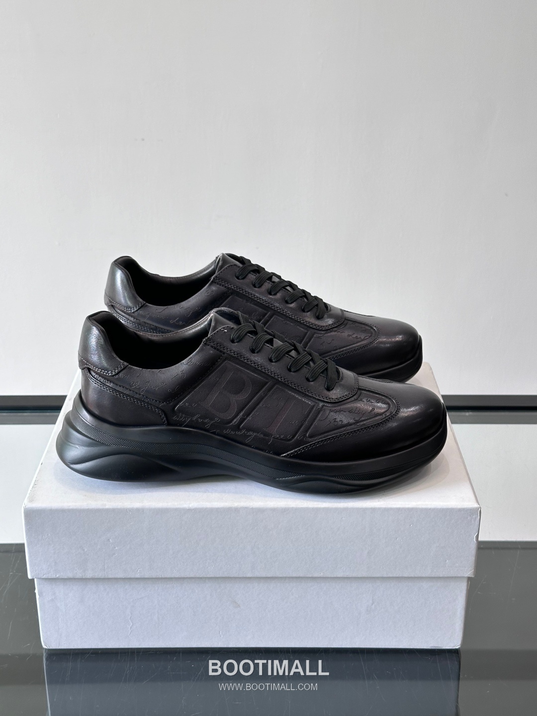 Berluti Calfskin Low Sneakers with Embossed Logo Detail 벨루티 카프스킨 로우 스니커즈 엠보싱 로고 디테일 4.5cm 1