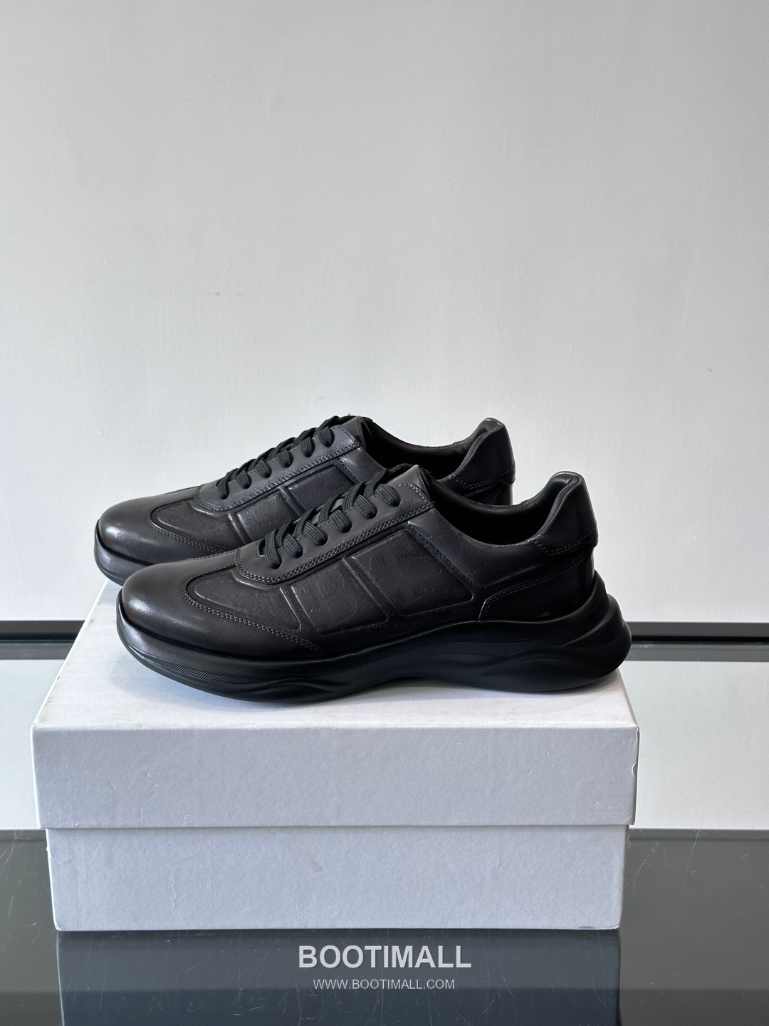 Berluti Calfskin Low Sneakers with Embossed Logo Detail 벨루티 카프스킨 로우 스니커즈 엠보싱 로고 디테일 4.5cm 3