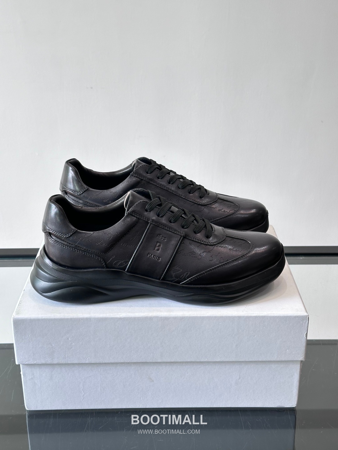 Berluti Calfskin Low Sneakers with Embossed Logo Detail 벨루티 카프스킨 로우 스니커즈 엠보싱 로고 디테일 4.5cm 1