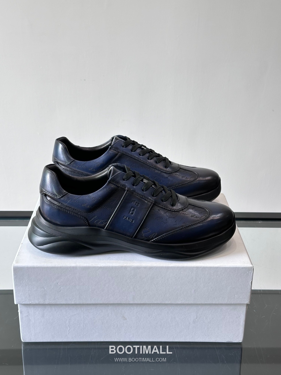 Berluti Calfskin Low Sneakers with Embossed Logo Detail 벨루티 카프스킨 로우 스니커즈 엠보싱 로고 디테일 4.5cm 1