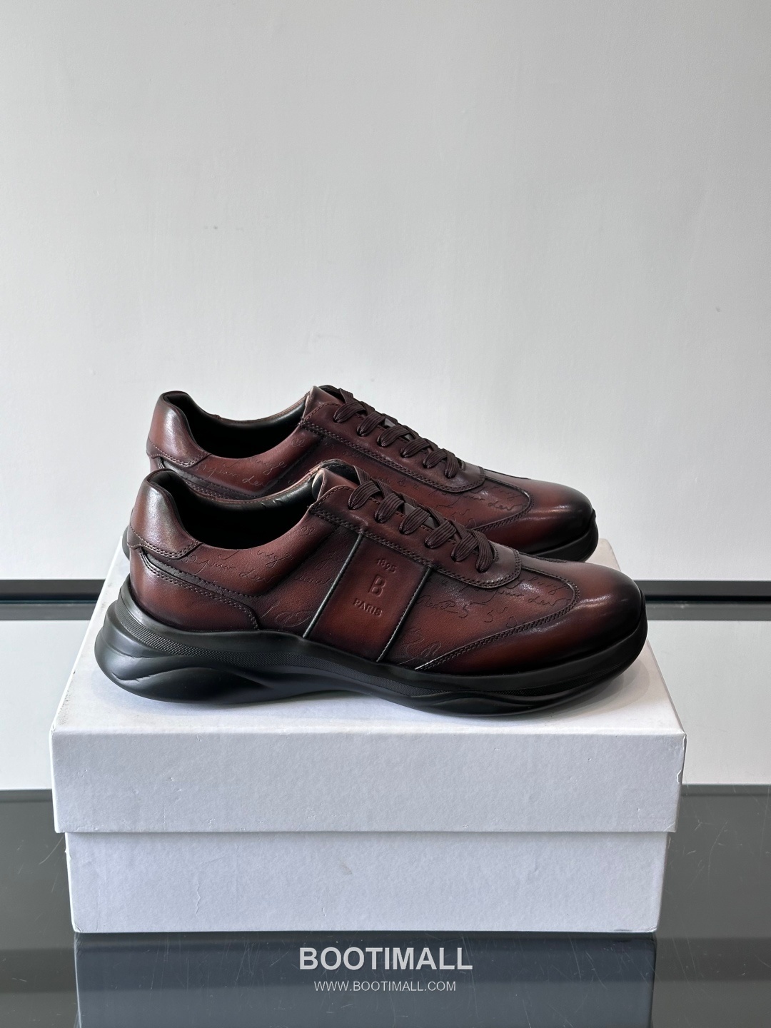 Berluti Calfskin Low Sneakers with Embossed Logo Detail 벨루티 카프스킨 로우 스니커즈 엠보싱 로고 디테일 4.5cm 1
