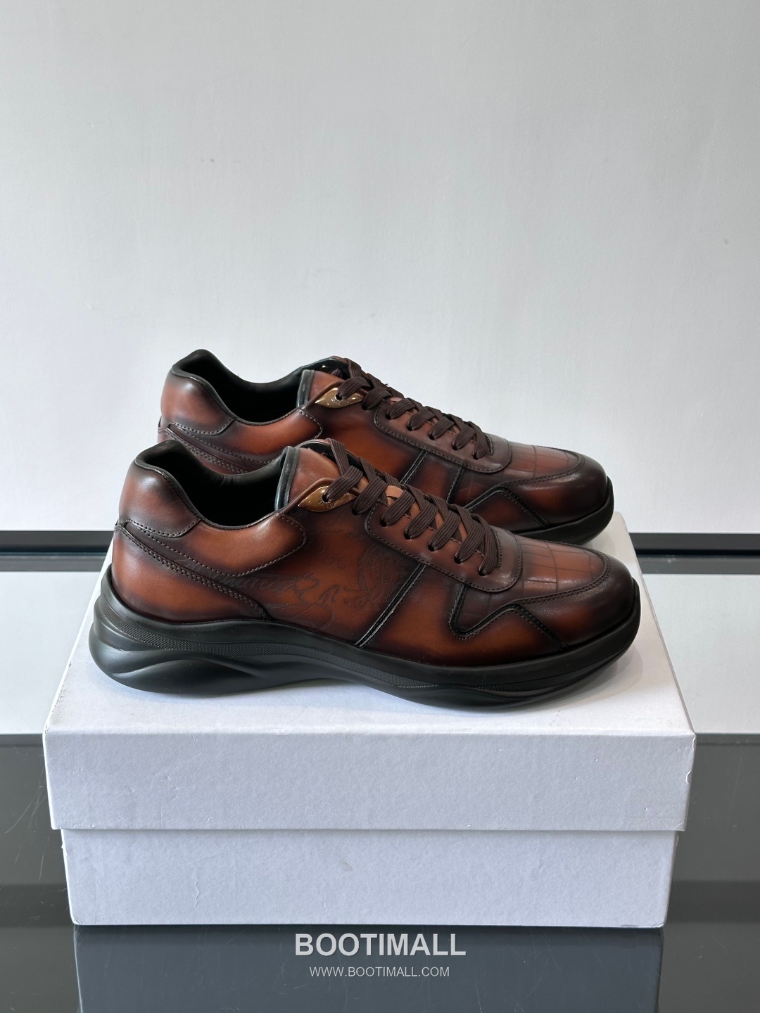 Berluti Calfskin Low Sneakers with Embossed Logo Detail 벨루티 카프스킨 로우 스니커즈 엠보싱 로고 디테일 4.5cm 1
