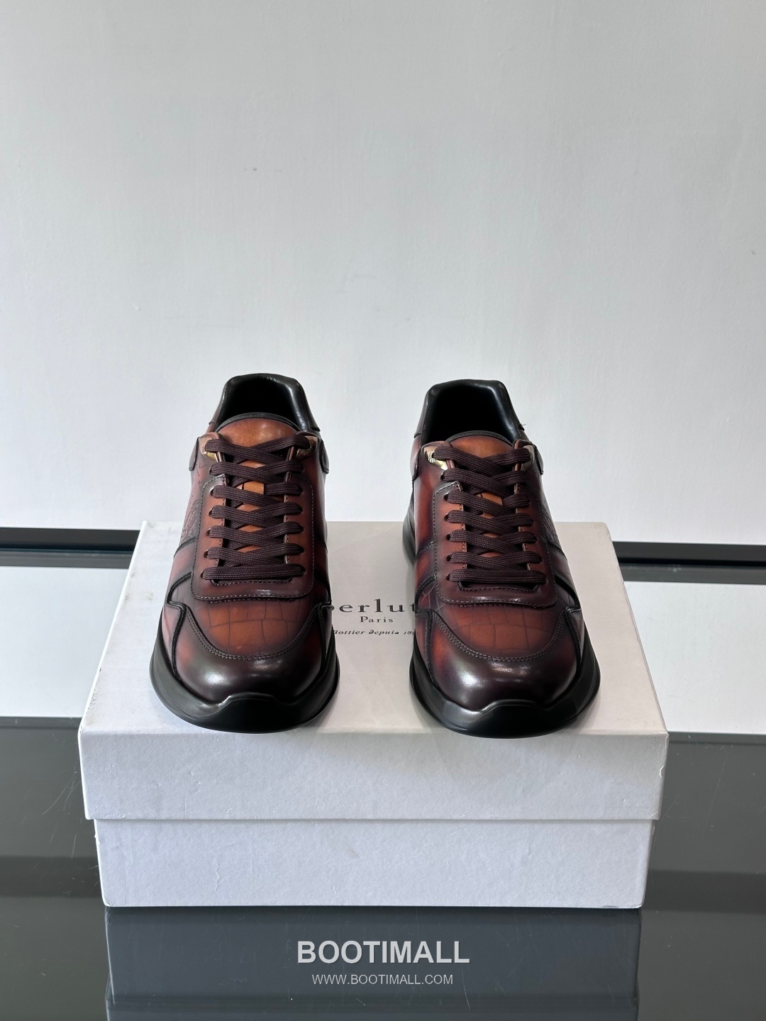 Berluti Calfskin Low Sneakers with Embossed Logo Detail 벨루티 카프스킨 로우 스니커즈 엠보싱 로고 디테일 4.5cm 2