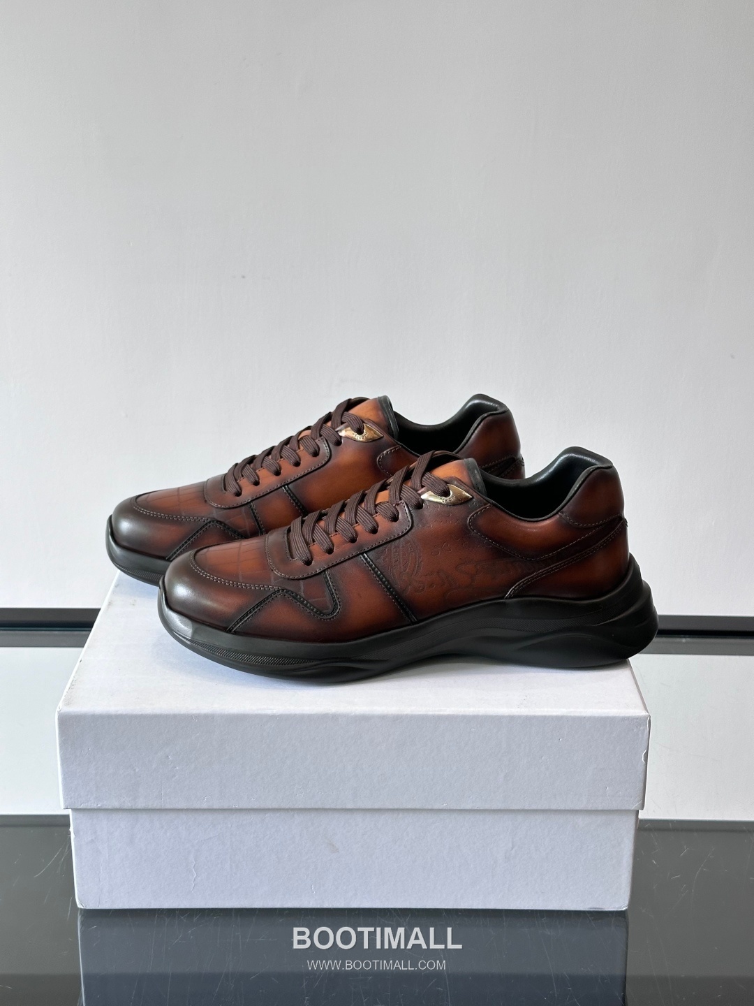 Berluti Calfskin Low Sneakers with Embossed Logo Detail 벨루티 카프스킨 로우 스니커즈 엠보싱 로고 디테일 4.5cm 3