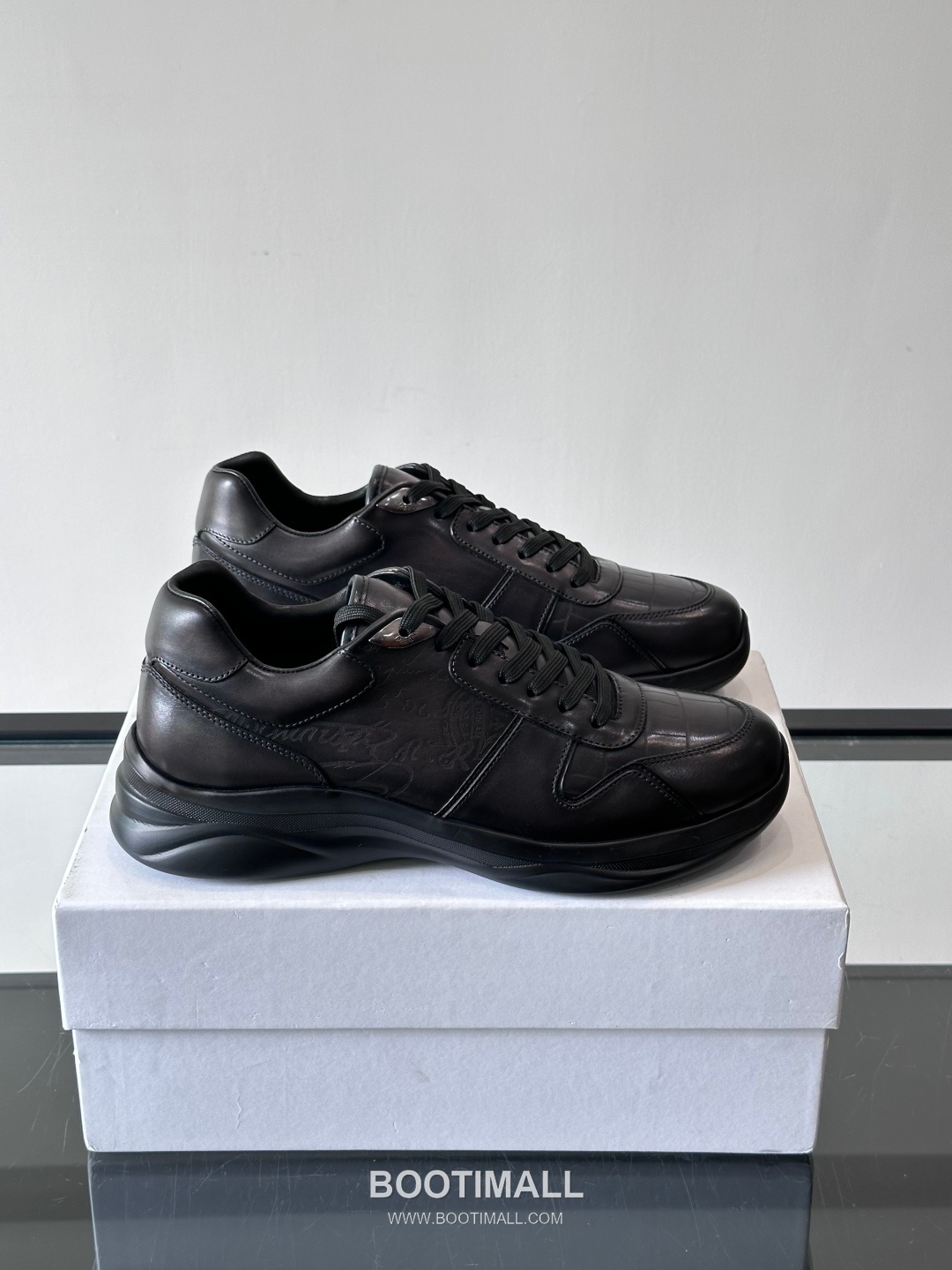 Berluti Calfskin Low Sneakers with Embossed Logo Detail 벨루티 카프스킨 로우 스니커즈 엠보싱 로고 디테일 4.5cm 1