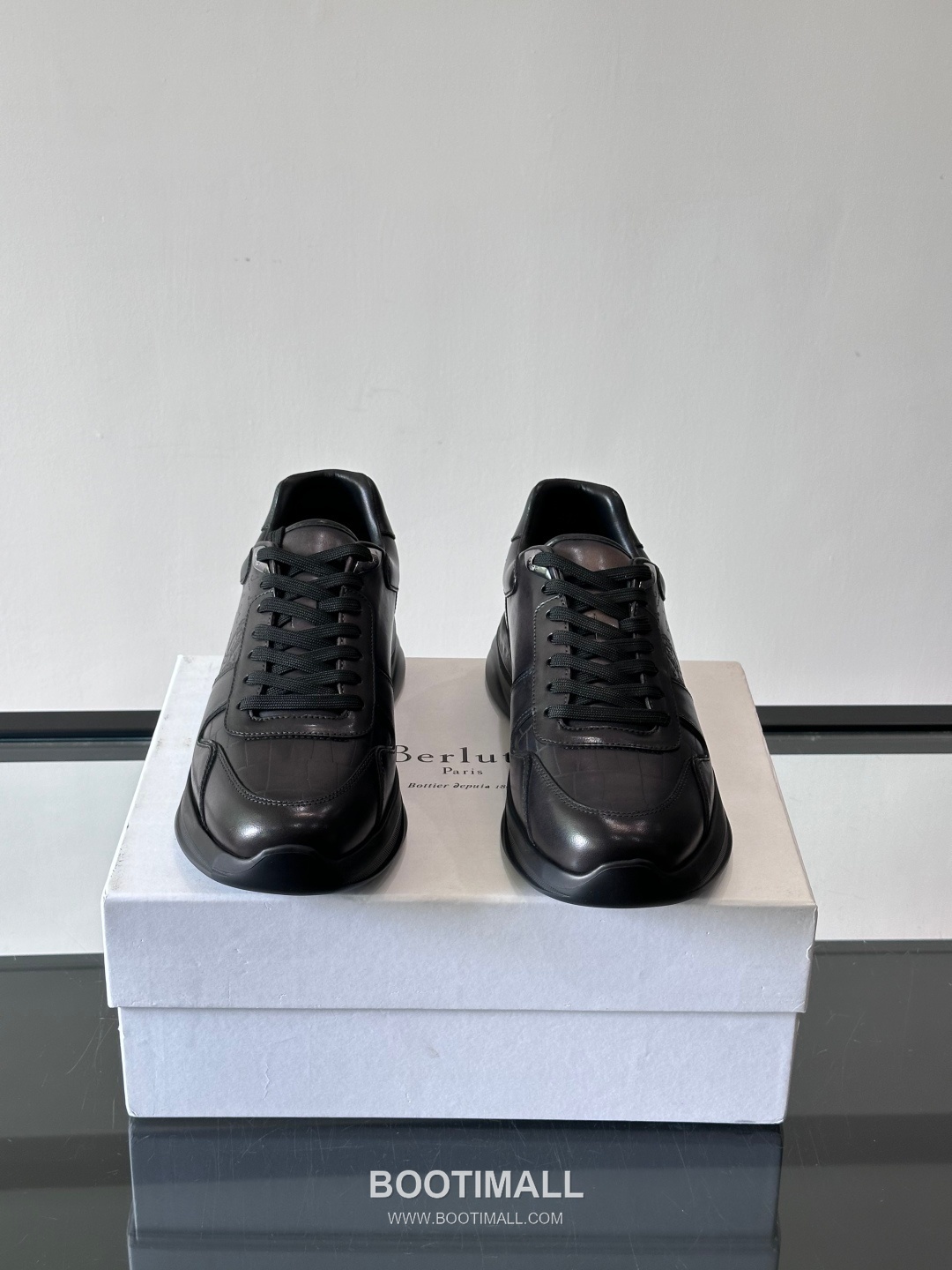 Berluti Calfskin Low Sneakers with Embossed Logo Detail 벨루티 카프스킨 로우 스니커즈 엠보싱 로고 디테일 4.5cm 2