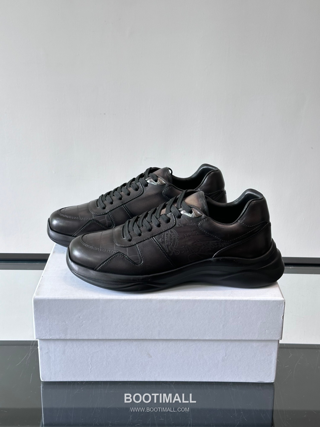 Berluti Calfskin Low Sneakers with Embossed Logo Detail 벨루티 카프스킨 로우 스니커즈 엠보싱 로고 디테일 4.5cm 3
