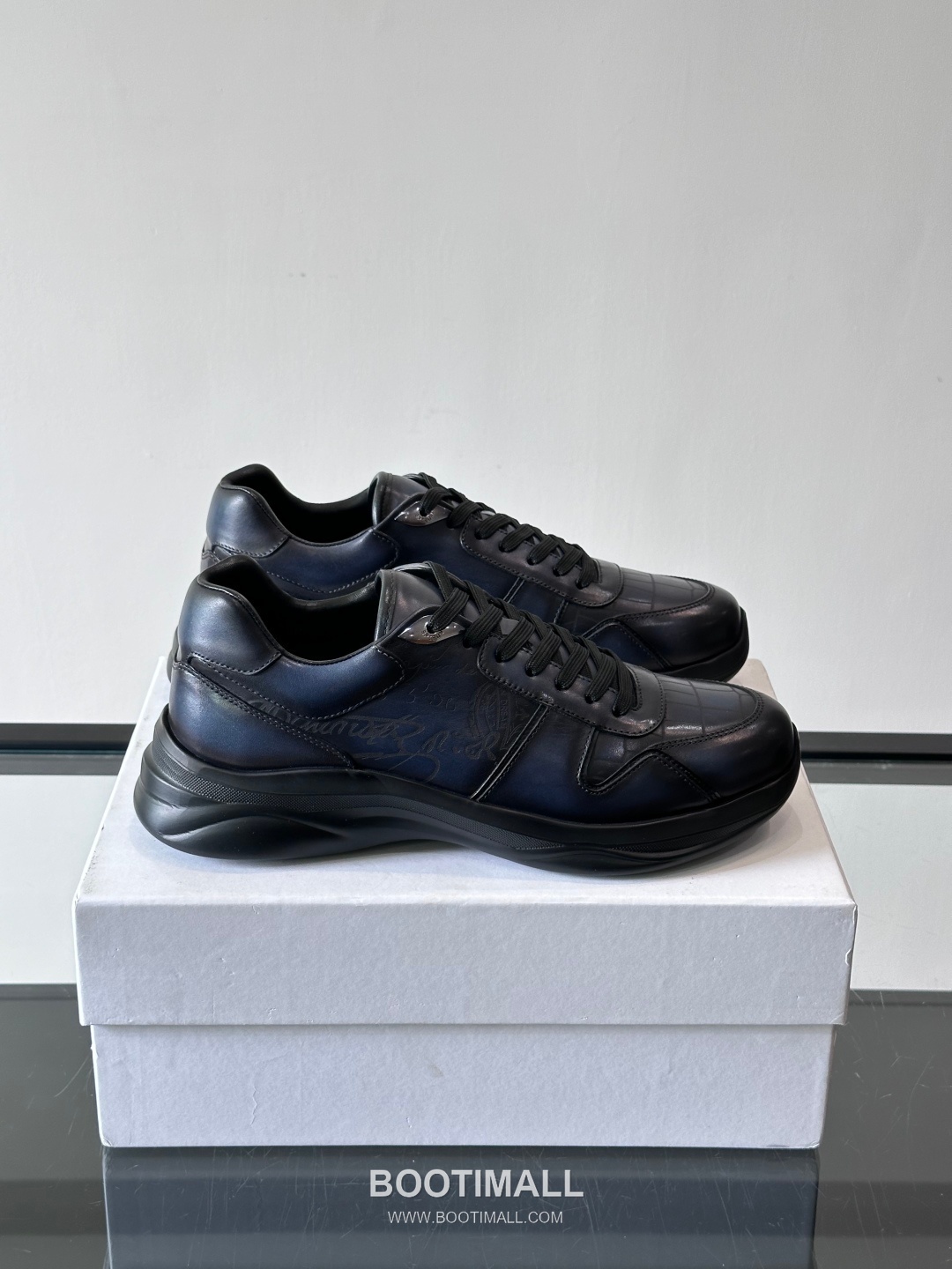 Berluti Calfskin Low Sneakers with Embossed Logo Detail 벨루티 카프스킨 로우 스니커즈 엠보싱 로고 디테일 4.5cm 1