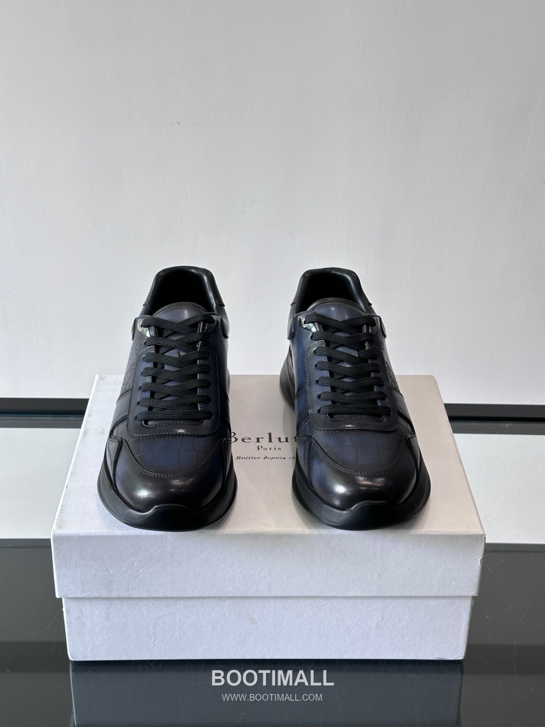 Berluti Calfskin Low Sneakers with Embossed Logo Detail 벨루티 카프스킨 로우 스니커즈 엠보싱 로고 디테일 4.5cm 2