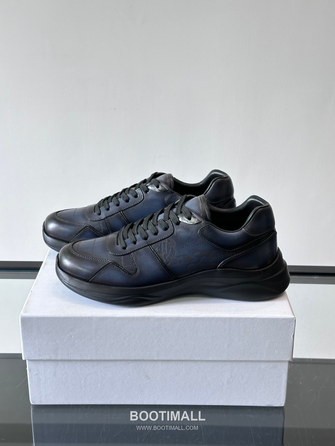 Berluti Calfskin Low Sneakers with Embossed Logo Detail 벨루티 카프스킨 로우 스니커즈 엠보싱 로고 디테일 4.5cm 3