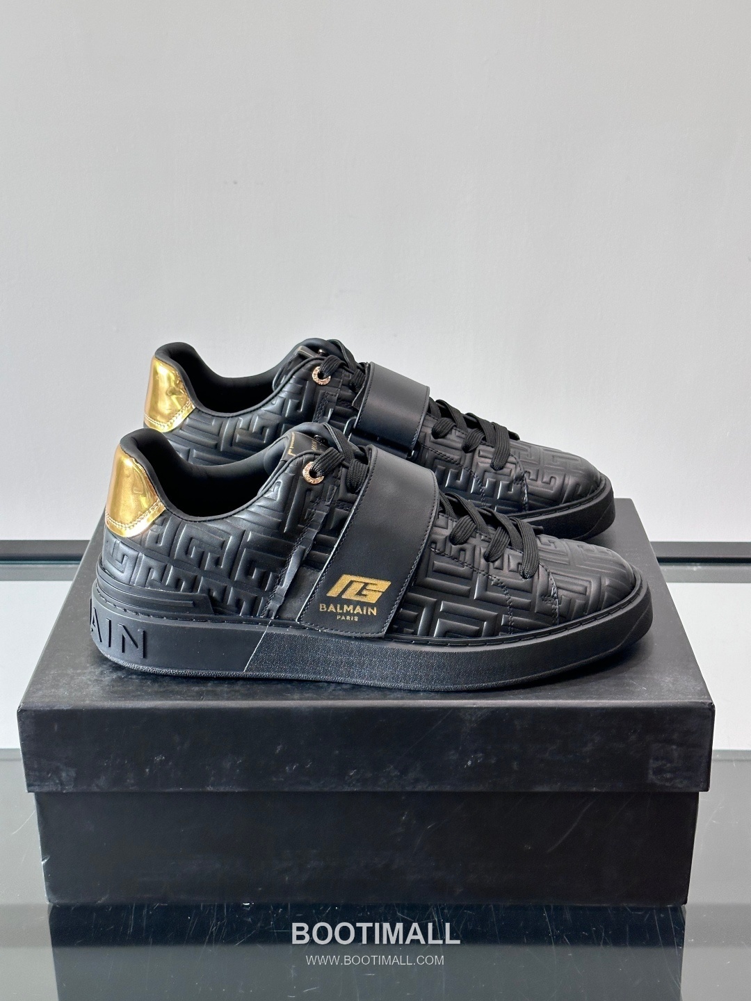 Balmain Velcro Calfskin Leather Low Sneakers with Logo Strap Detail 발망 벨크로 카프스킨 레더 로우 스니커즈 로고 스트랩 디테일 3cm 1