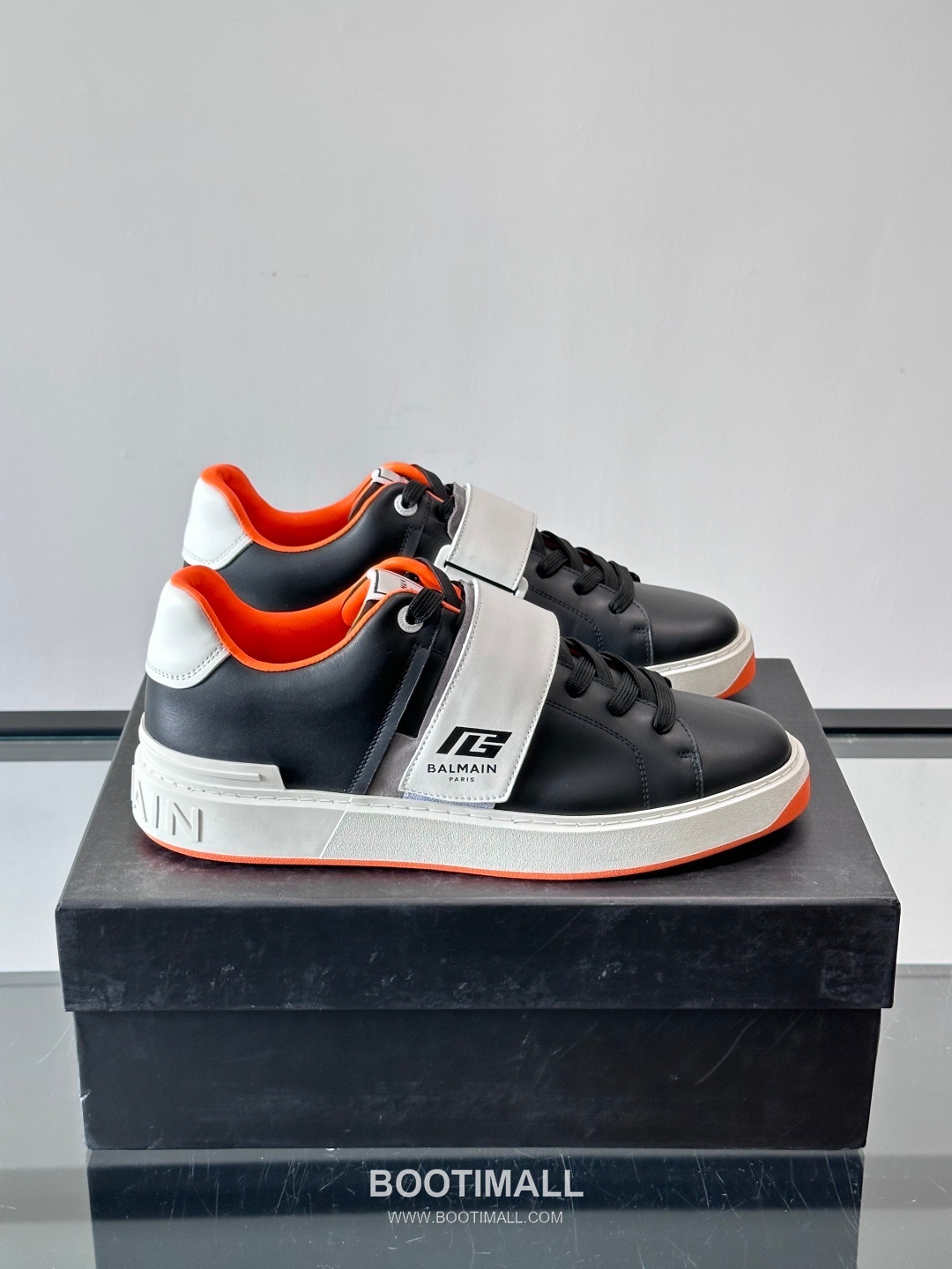 Balmain Velcro Calfskin Leather Low Sneakers with Logo Strap Detail 발망 벨크로 카프스킨 레더 로우 스니커즈 로고 스트랩 디테일 3cm 1