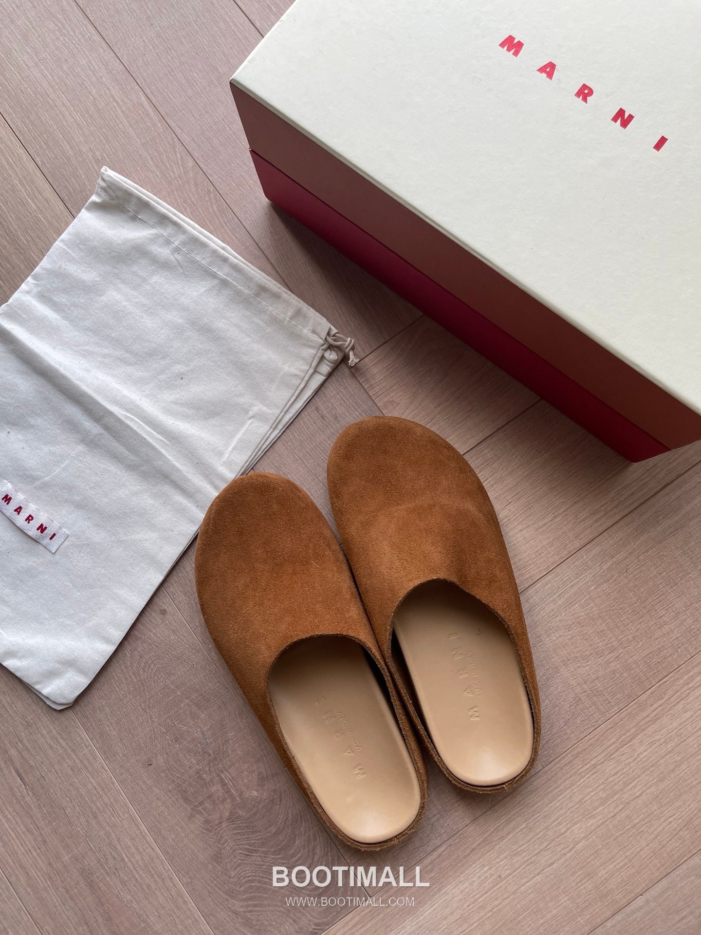 Marni Suede Leather Low Sneakers with Minimalist Design Detail 마르니 스웨이드 레더 로우 스니커즈 미니멀 디자인 디테일 3cm 1